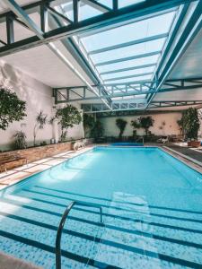 una gran piscina con techo de cristal en Casa Real Hotel en Salta