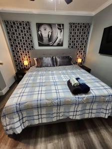 Blue Shark *G13* @ Midtown Central 1BR King Apartment في هيوستن: غرفة نوم بسرير وبطانية زرقاء وبيضاء