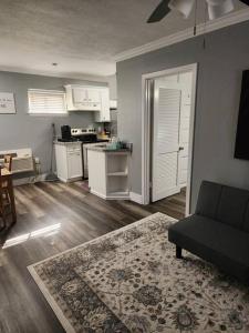 een woonkamer met een bank en een keuken bij Blue Shark *G13* @ Midtown Central 1BR King Apartment in Houston