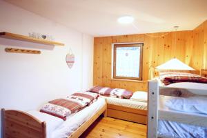 une chambre avec deux lits superposés et une fenêtre dans l'établissement CASA DOLOMIA - Cavalese Olimpiadi 2026, Dolomiti Affitti, à Cavalese