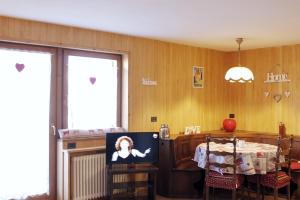 une salle à manger avec une table et une fenêtre dans l'établissement CASA DOLOMIA - Cavalese Olimpiadi 2026, Dolomiti Affitti, à Cavalese