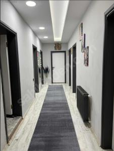 um corredor com um tapete comprido num edifício em GDL DOKUZ OTEL em Kalkanlı