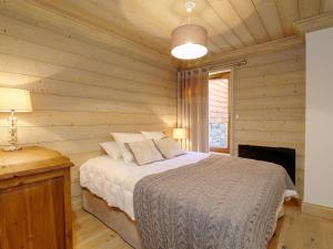a bedroom with a bed in a log cabin at Magnifique duplex 3 chambres à Courchevel avec balcon, parking, et WIFI - FR-1-575-107 in Courchevel