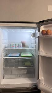 een koelkast met een deur open met eten binnen bij Perquilhas House 