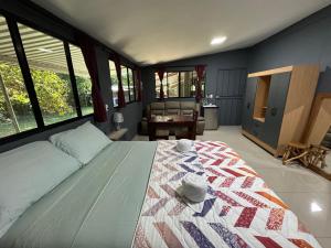 1 dormitorio con 1 cama grande en una habitación con ventanas en El mangal B&B, en Suchitoto