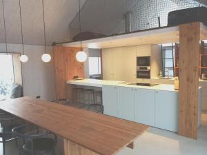 Kuchnia lub aneks kuchenny w obiekcie Urban Alpine Penthouse with Lake View