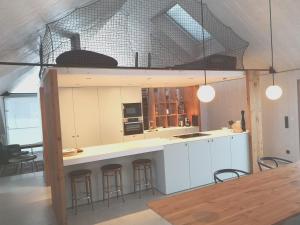 Kuchnia lub aneks kuchenny w obiekcie Urban Alpine Penthouse with Lake View