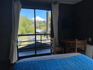 una camera con letto e vista sulle montagne di Newen B&B a Pucón