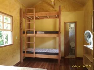 - une chambre avec des lits superposés dans une maison dans l'établissement Pousada GaiaPiá, à Morretes