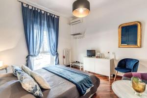 - une chambre avec un lit et une grande fenêtre dans l'établissement Stasera a casa da M.E., à Rome