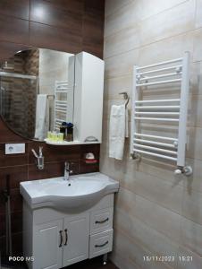 y baño con lavabo blanco y espejo. en The most prestigious area in Tbilisi en Tiflis