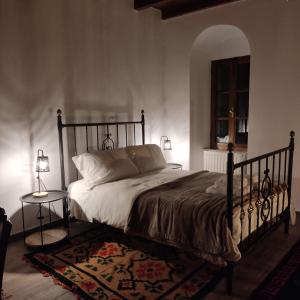 1 dormitorio con cama, mesa y ventana en Kristi's Homes - ''Traditional Home'' in Dimitsana, en Dhimitsana