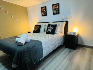 Un dormitorio con una cama con almohadas. en Laurent Suite, en Santa Cruz de Tenerife
