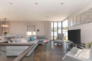 ein Wohnzimmer mit einem Sofa und einem TV in der Unterkunft Luxury Penthouse Apartment With Hot Tub in Bath