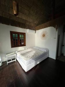 sypialnia z białym łóżkiem i oknem w obiekcie Sea Lulaby w mieście Ko Phangan