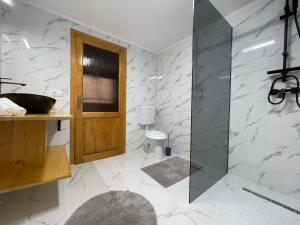 a bathroom with a shower with a glass door at Vila Piramida in Sighetu Marmaţiei