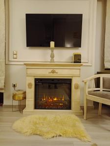 A television and/or entertainment centre at Vip Lepanto Castle Suites