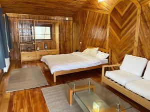 ein Schlafzimmer mit 2 Betten und einem Sofa in einem Zimmer in der Unterkunft Vila Piramida in Sighetu Marmaţiei