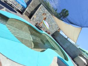 un primer plano de la parte delantera de un coche azul en HOTEL ESTRELLA HUASTECA, en Aquismón