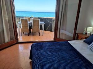 - une chambre avec un lit, une table et des chaises dans l'établissement Apartamento Primera Linea Playa, à Roda de Bará