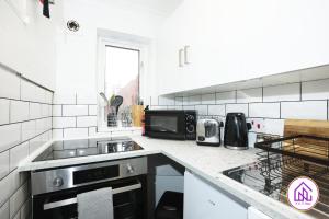 - une cuisine blanche avec évier et four micro-ondes dans l'établissement Aberdeen Apartments, Redland, Great Location, à Bristol