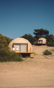 マール・デ・ラス・パンパスにあるDomos Parkの砂漠に座るテント数室