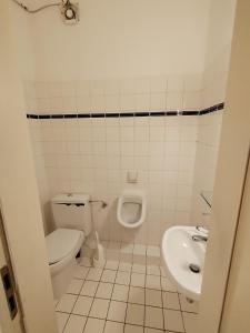 een badkamer met een toilet, een bidet en een wastafel bij Schwert Ferienwohnung Monteurwohnung Verden in Verden