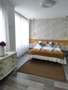 1 dormitorio con 1 cama grande y una pared de ventanas en APARTEMENTO EN LA RIBERA, en Córdoba