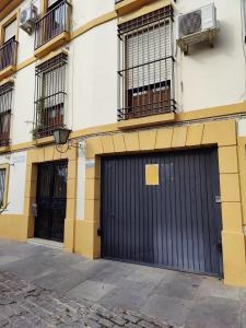 dos puertas de garaje en el lateral de un edificio en APARTEMENTO EN LA RIBERA, en Córdoba