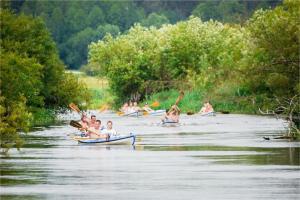 um grupo de pessoas em caiaques num rio em Agroturystyka Carski Trakt em Wizna