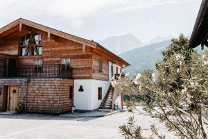 una casa con montañas en el fondo en Speckleitengut, en Kuchl