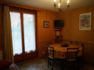 a dining room with a table and a television at Appartement Valloire, 2 pièces, 6 personnes - FR-1-263-497 in Valloire