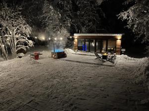 a small cabin in the snow at night at AM Pesa in Seli
