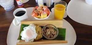 um prato de comida numa mesa com um prato de comida em PUNTA COCO VILLAS BEACH em Cojimíes
