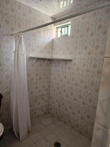 y baño con ducha y cortina de ducha. en Hostal Casa Amarilla Tecámac, en Santa Cruz Tecamac