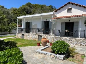 Cette maison blanche dispose d'une terrasse couverte. dans l'établissement Villa Filira, à Achladies