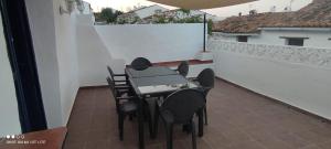 d'une table et de chaises noires sur le balcon. dans l'établissement Casa Ana, à Jimena de la Frontera