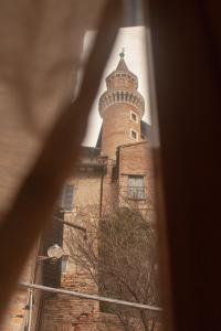un edificio con una torre de reloj encima en Appartamento Sotto i Torricini, en Urbino