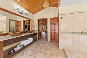 een badkamer met een douche en een wastafel bij Sleeping Giant Rainforest Lodge in Belmopan