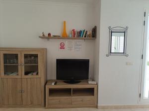 un salon avec une télévision sur un meuble en bois dans l'établissement Vera Natura, Apartamento Carmen, à Vera