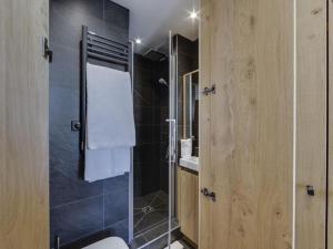 La salle de bains est pourvue de toilettes et d'une douche en verre. dans l'établissement Appartement Val-d'Isère, 3 pièces, 4 personnes - FR-1-567-90, à Val dʼIsère