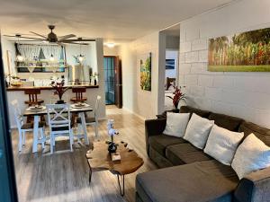 sala de estar y cocina con sofá y mesa en Ocean view Mauna Loa Shores Kai Ekahi #201 next to Carlsmith Beach Park Hilo HI, en Hilo