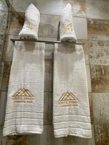 - une paire de serviettes sur un porte-serviettes dans l'établissement White House Pyramids View, au Caire