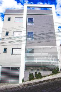 un edificio con due porte del garage sul lato di Kitnet prox a UNIFEI com Wi-Fi em Itajuba MG a Itajubá
