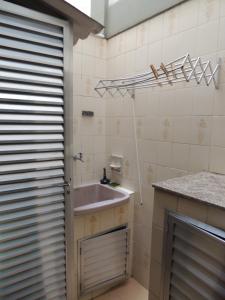 Ένα μπάνιο στο Lindo Apartamento em Cabo Frio