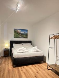 a bedroom with a bed in a room at BRAN: Design - Apartment Küche, Parken ,Netflix in Bad Rothenfelde