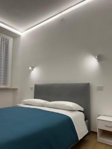 um quarto com uma cama com duas luzes por cima em B&B La Fontana dei Cani em Ascoli Piceno