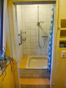 Das Bad ist mit einer Dusche und einer Badewanne ausgestattet. in der Unterkunft Ferienwohnung Unter den Linden in Rietberg