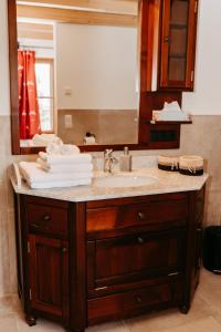 een badkamer met een wastafel en een spiegel bij Speckleitengut in Kuchl