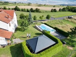 2 personnes debout devant une maison dotée d'un toit solaire dans l'établissement Haus Lieteblick, 
